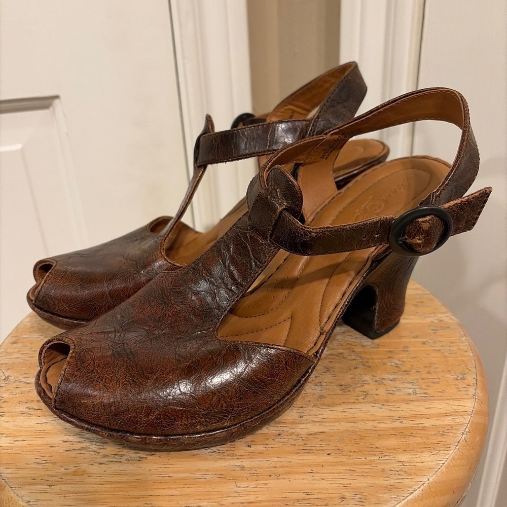 Born T-Strap Peep Toe Heels Distressed Brown Leather Size 9 Good Block Heel Boho